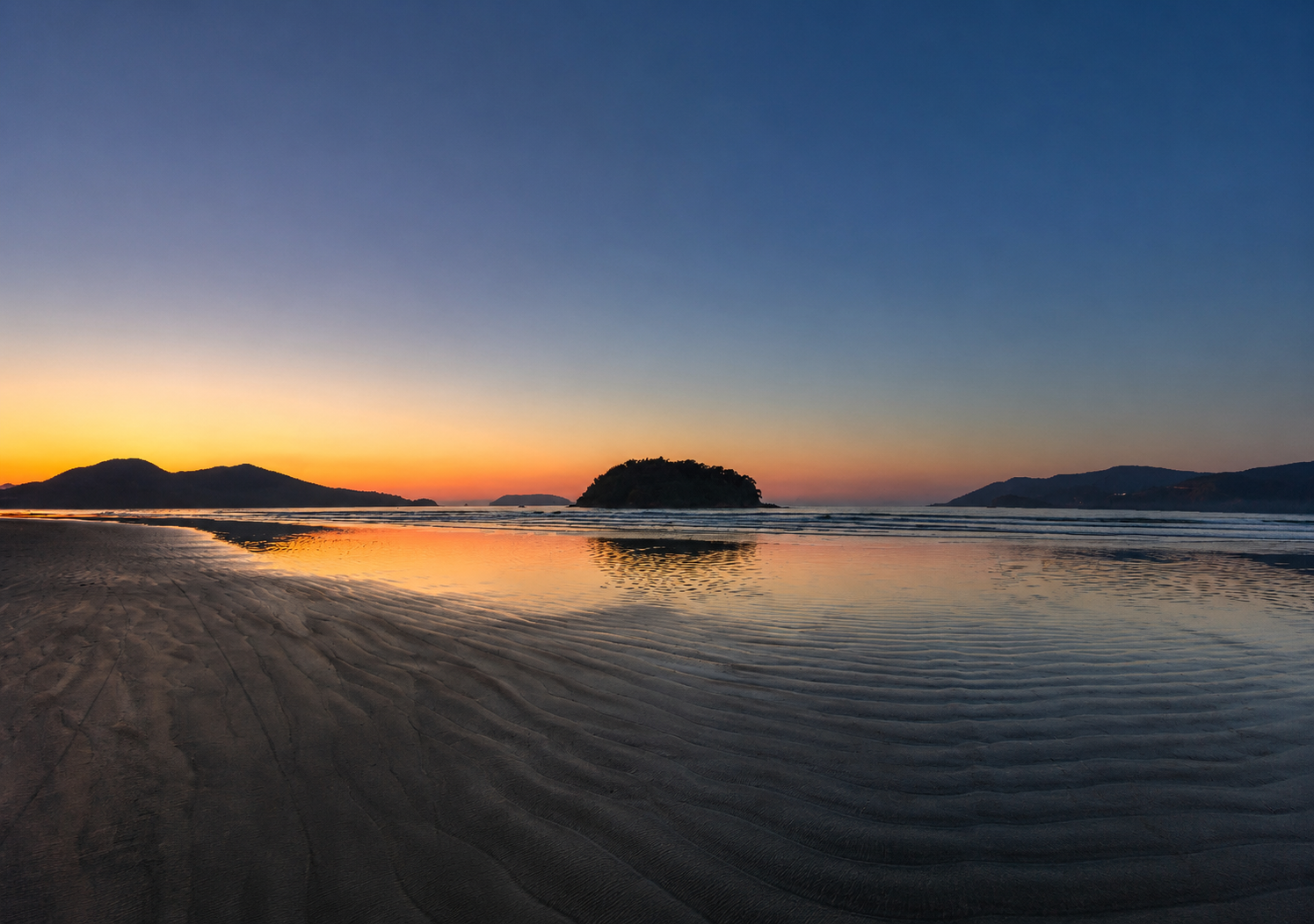 Vista da praia ao entardecer em frente à Casa Lagoinha Ubatuba