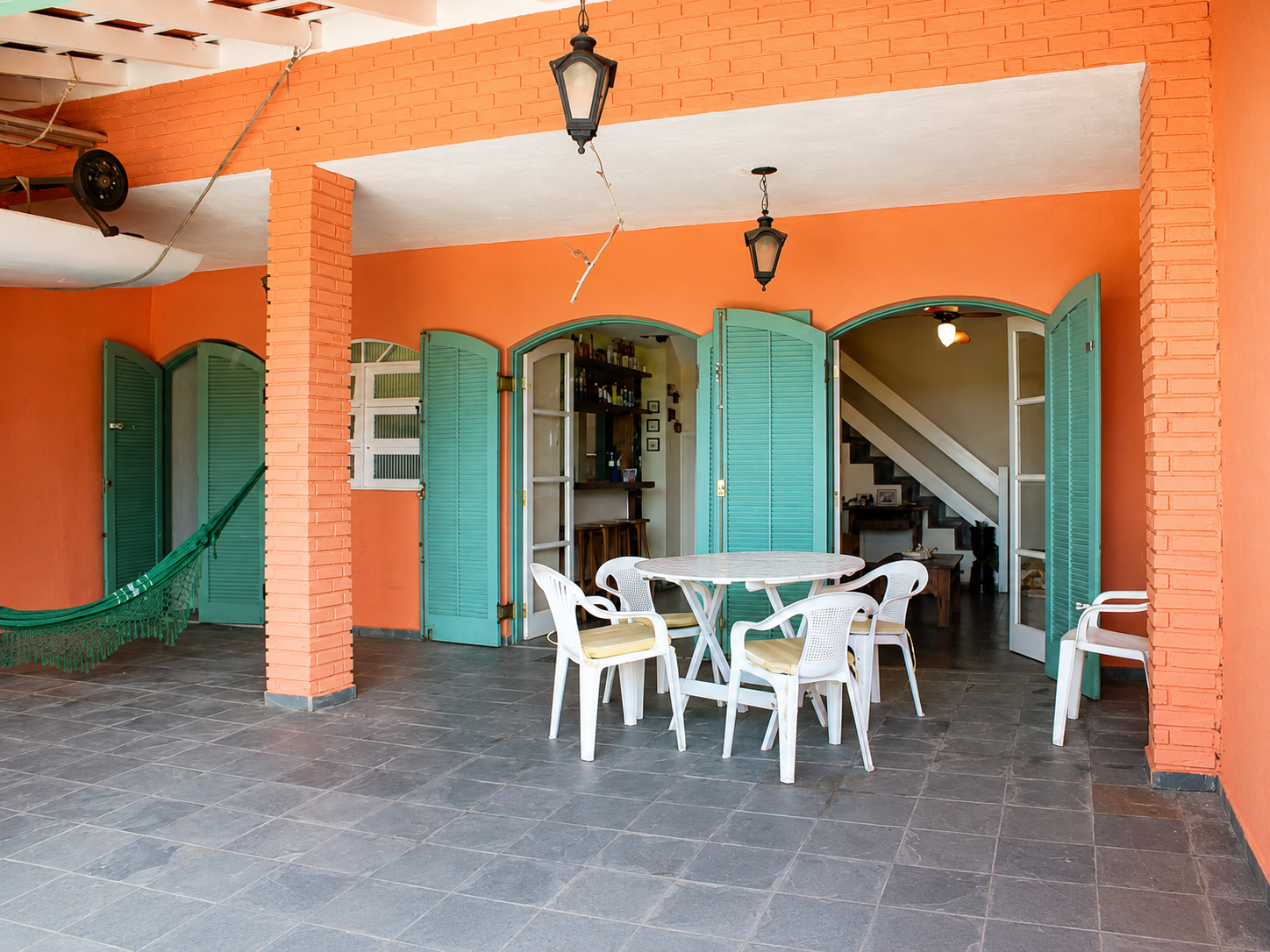 Varanda com mesa para refeições