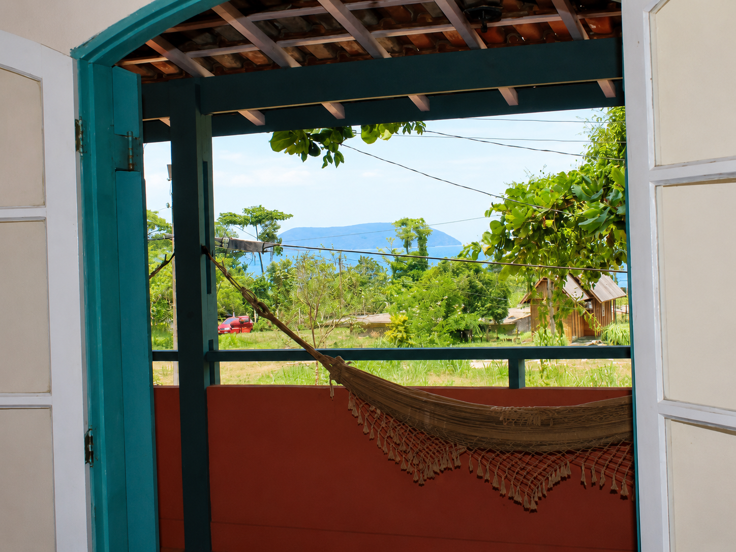 Varanda com rede e vista para o mar